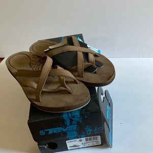 NIB-Teva leather criss cross flip flops size 6